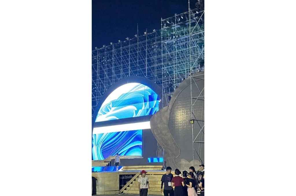 Cận cảnh hệ thống giàn giáo và màn hình LED khổng lồ tại Lễ hội Hoa Phượng Đỏ, được bảo vệ bởi hệ thống chống sét sự kiện của chúng tôi.