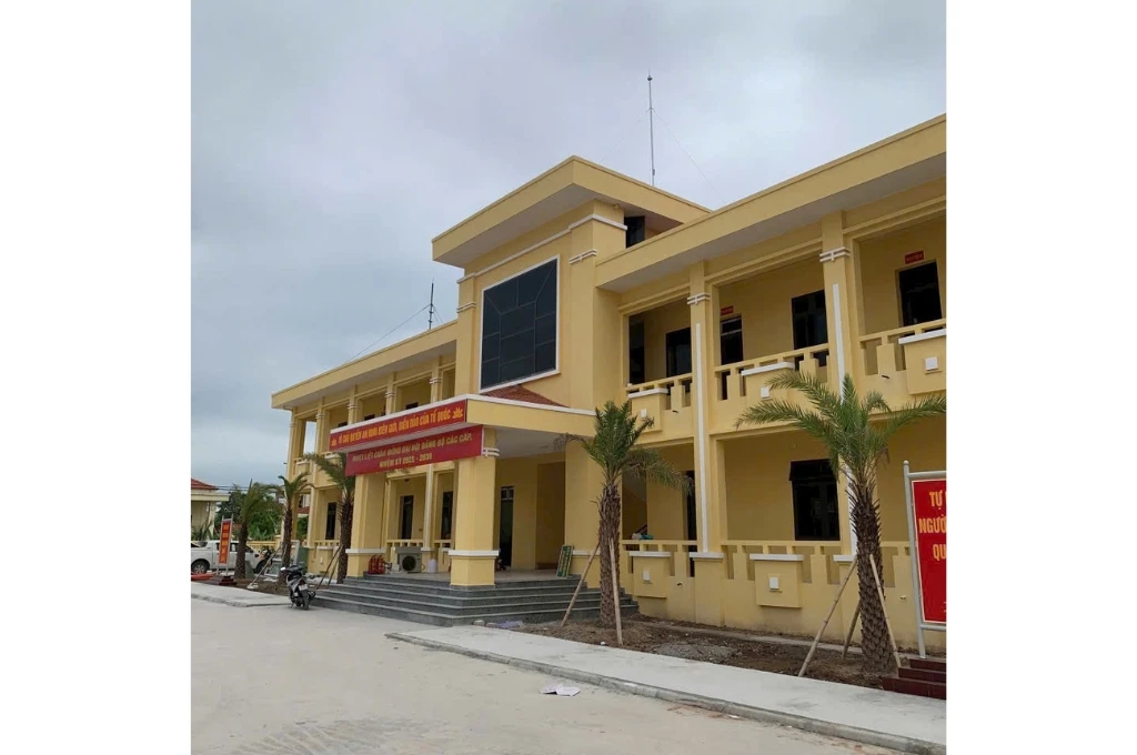Toàn cảnh Đồn Biên phòng Nam Đình Vũ từ góc nhìn bên ngoài, cho thấy quy mô công trình và hệ thống chống sét được lắp đặt một cách kín đáo, thẩm mỹ.